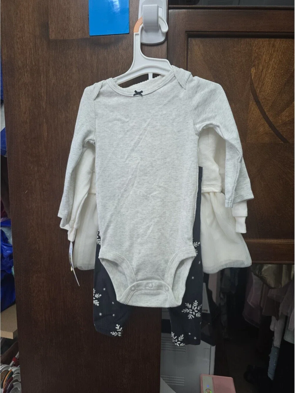 9m brand new three piece outfit set from carter's item, 52G5